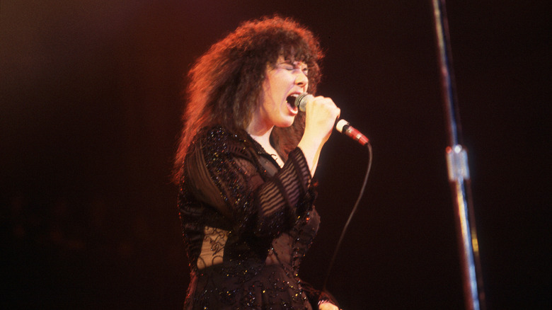 Ann Wilson du groupe Heart chantant au microphone en 1983