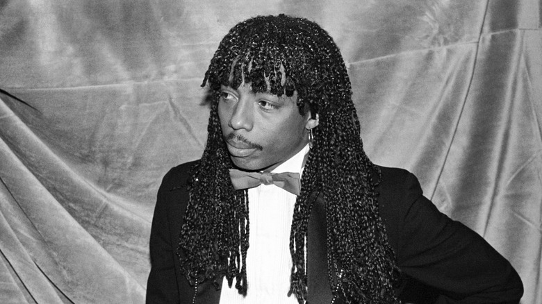 Rick James tenant une récompense en 1982
