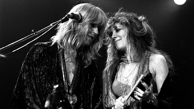 Stevie Nicks et Christine McVie de Fleetwood Mac sur scène