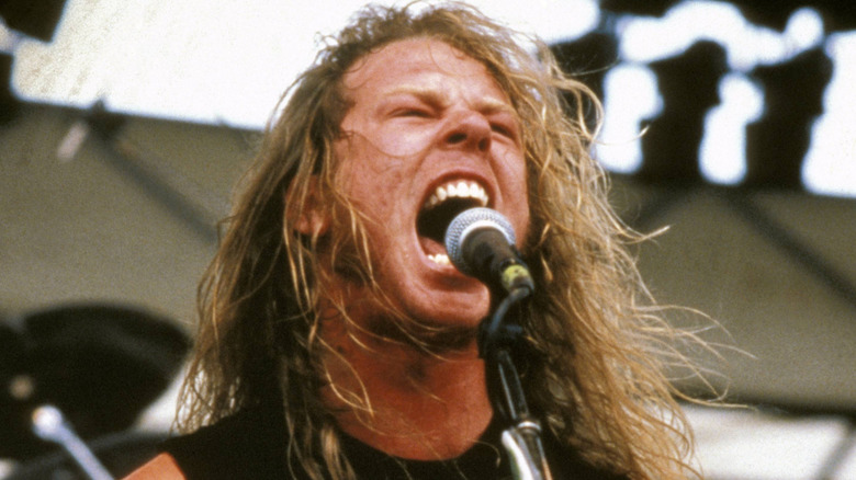 James Hetfield de Metallica chantant sur scène à la fin des années 1980
