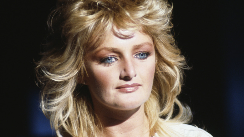 Bonnie Tyler au visage sérieux sur fond noir