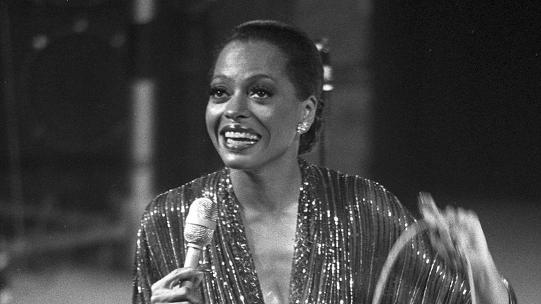 Diana Ross chantant sur scène dans une robe à paillettes