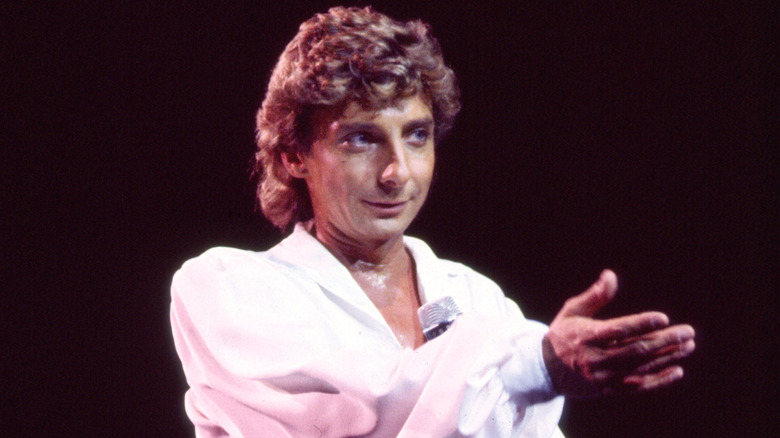 Barry Manilow vêtu d'une chemise blanche en concert
