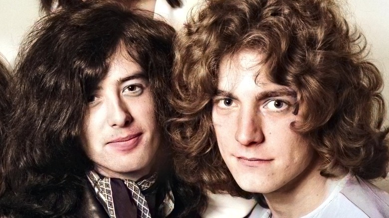 Jimmy Page et Robert Plant côte à côte sur une photo promotionnelle de Led Zeppelin