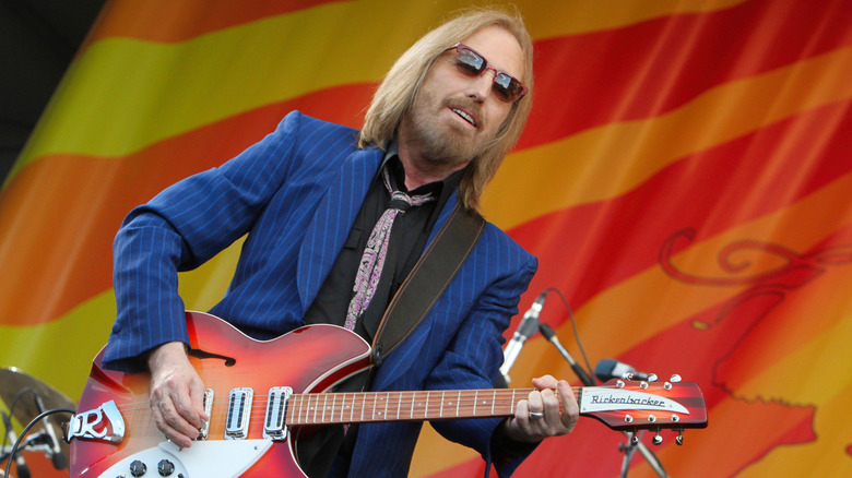 Tom Petty sur scène jouant de la guitare