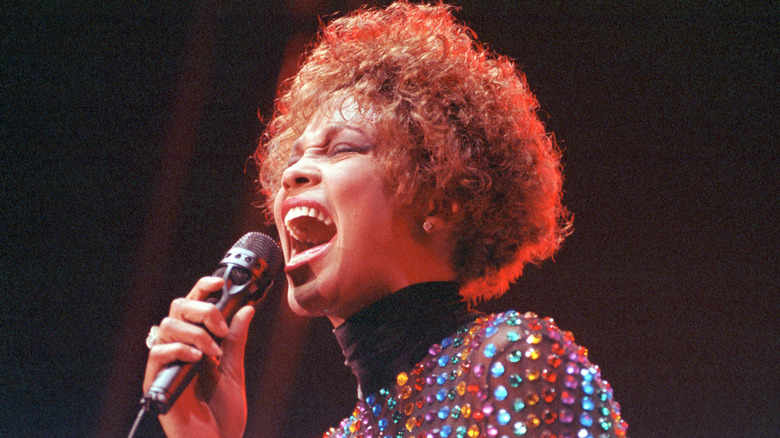 Whitney Houston sur scène dans une tenue à sequins