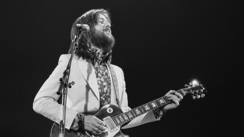 Eric Clapton assis avec une guitare acoustique