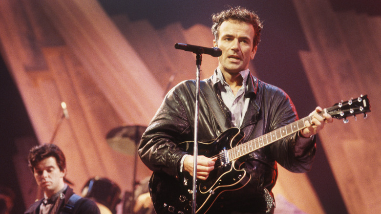 Le groupe The Stranglers jouant sur scène