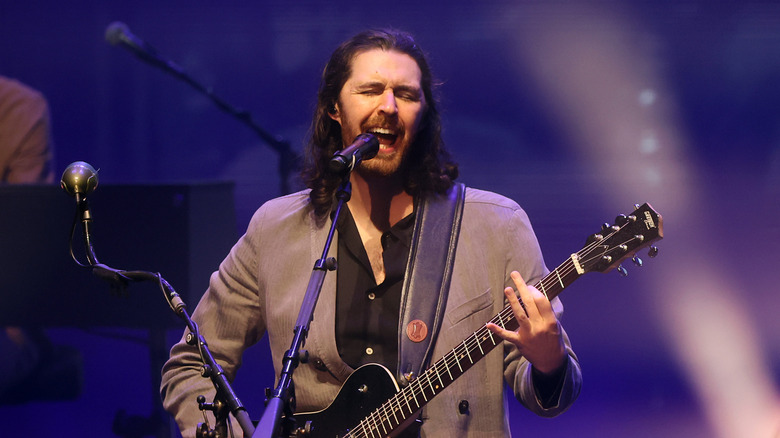 Hozier jouant de la guitare et chantant sur scène