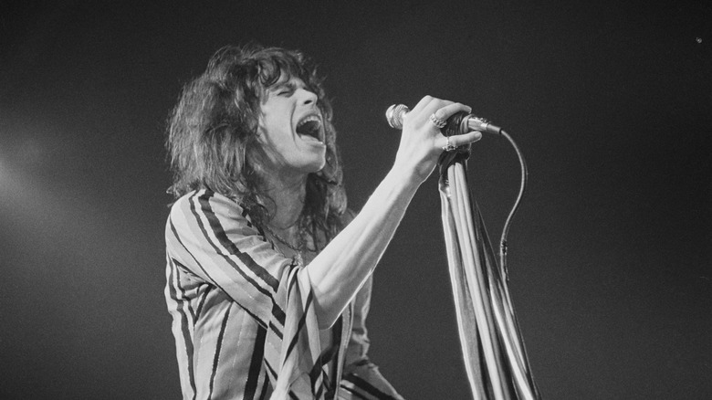 Steven Tyler sur scène avec un microphone