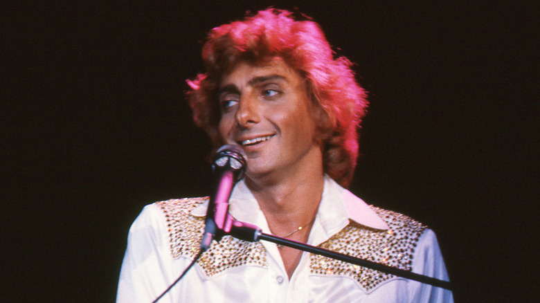Le chanteur Barry Manilow en concert dans les années 1980