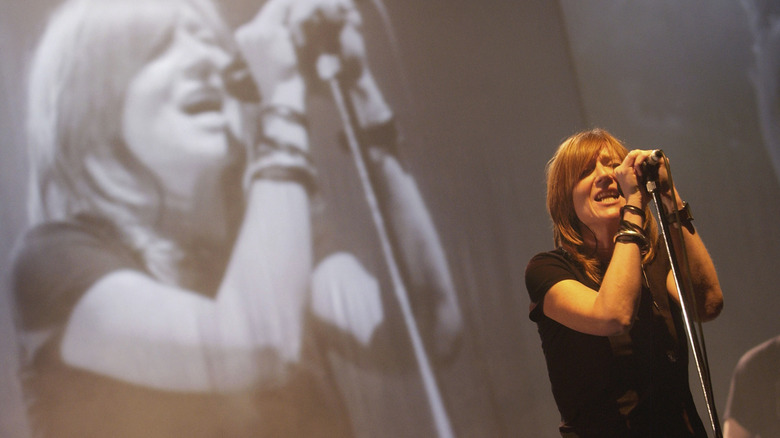 Beth Gibbons chantant sur scène