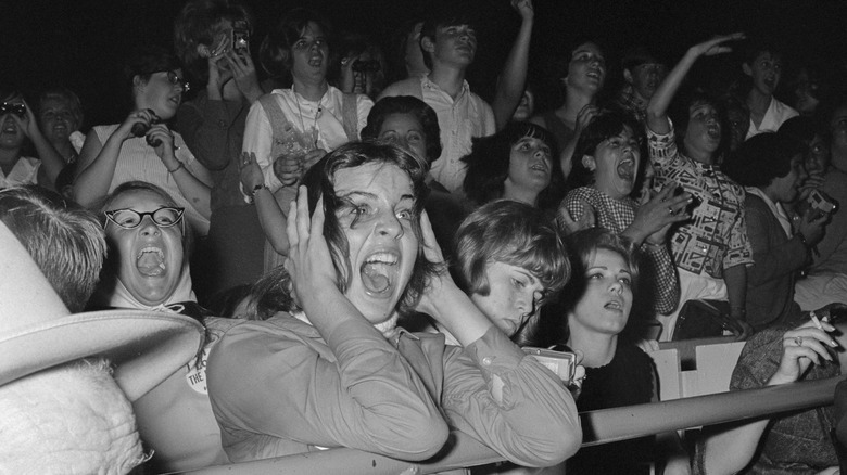 Des fans des Beatles hurlant en 1964