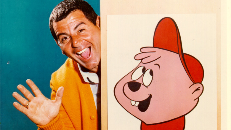 Ross Bagdasarian alias David Seville saluant à côté d'une illustration d'Alvin des Chipmunks