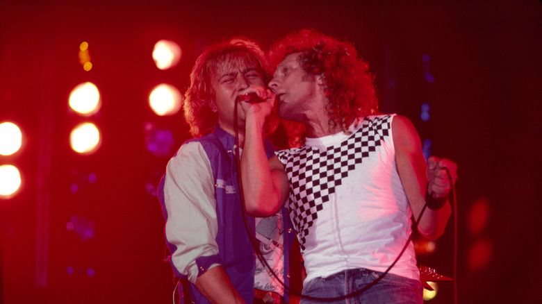 Mick Jones et Lou Gramm du groupe Foreigner chantant ensemble sur scène