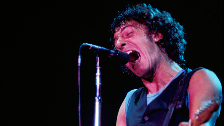 Bruce Springsteen chantant de manière dramatique lors d'un concert