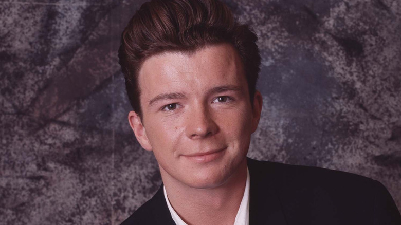 Rick Astley souriant lors d'une photo promotionnelle en 1987