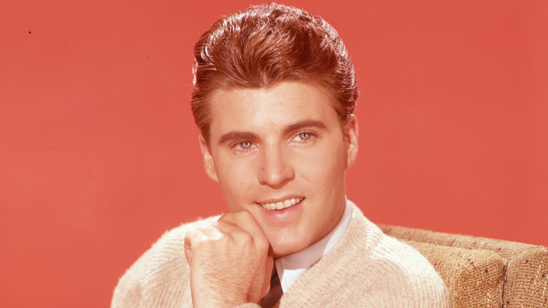 Ricky Nelson posant la main sur le menton dans les années 1950