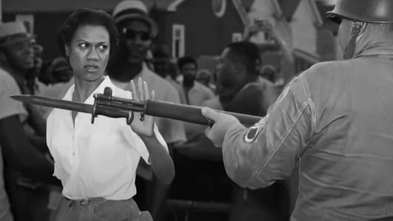 Gloria Richardson face à une baïonnette