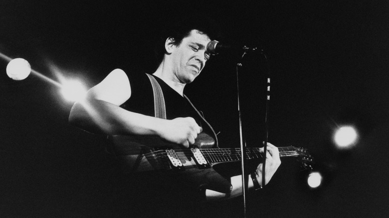 Lou Reed sur scène avec sa guitare