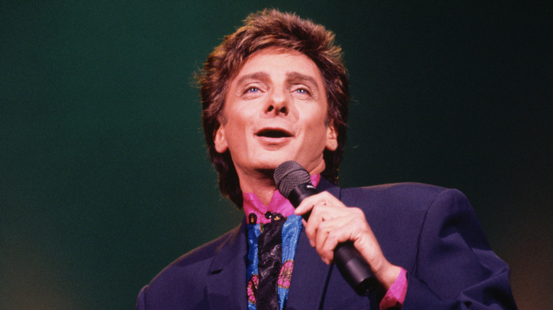 Barry Manilow chantant dans les années 90