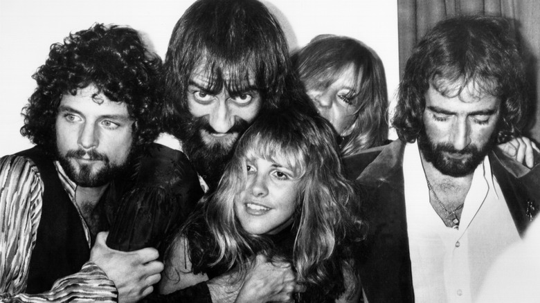 Les membres du groupe Fleetwood Mac s'enlaçant