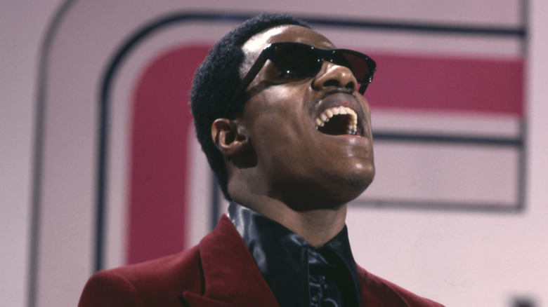 Stevie Wonder chantant avec passion à la télévision