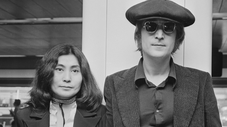 Yoko Ono et John Lennon posant pour une photo