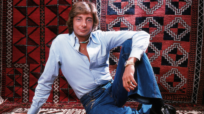 Barry Manilow posant pour une photo