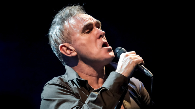 Morrissey sur scène avec un micro