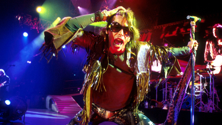Steven Tyler d'Aerosmith sur scène en 2001