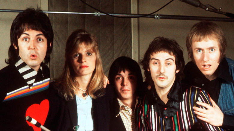 Les membres du groupe Wings avec Paul McCartney