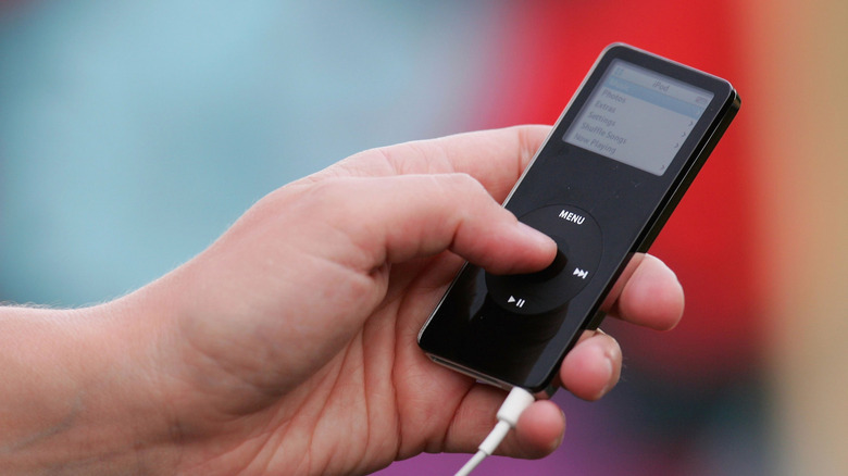 Main tenant un iPod noir