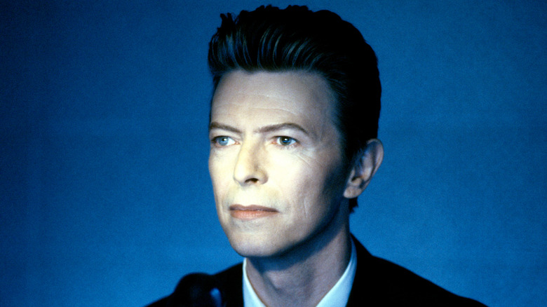 David Bowie sur un fond bleu