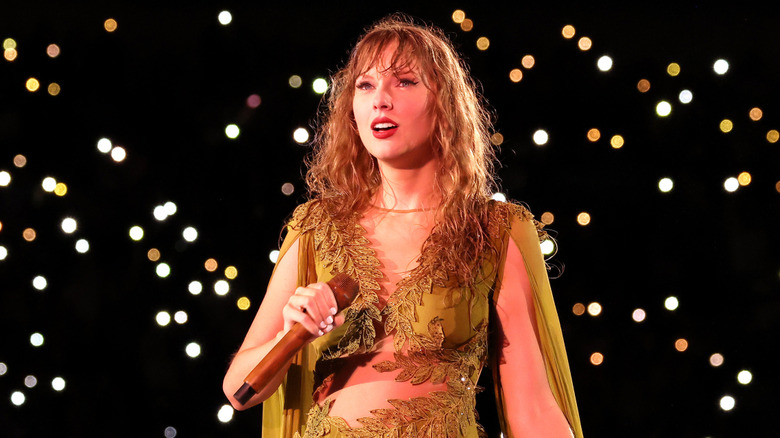 Taylor Swift sur scène avec un micro