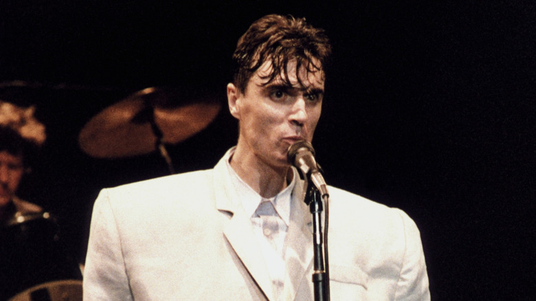 David Byrne portant un costume large avec Talking Heads