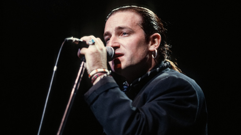 Bono de U2 chantant sur scène en 1987