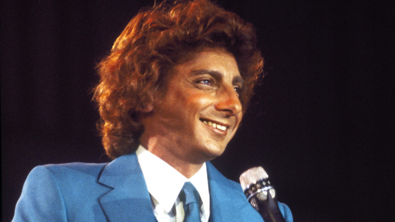 Barry Manilow souriant sur scène