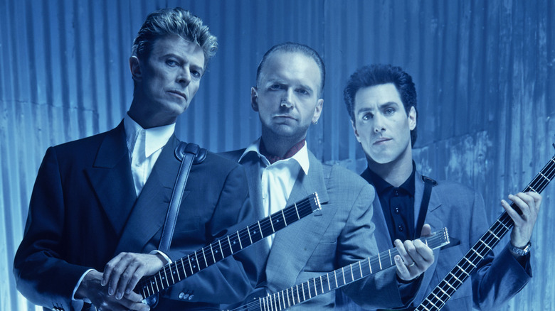 David Bowie et les membres de Tin Machine posant avec des guitares