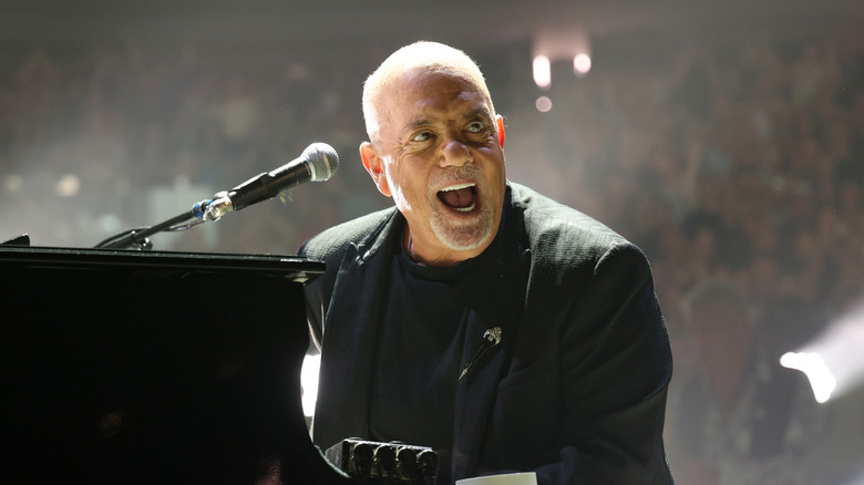 Billy Joel chantant au piano sur scène