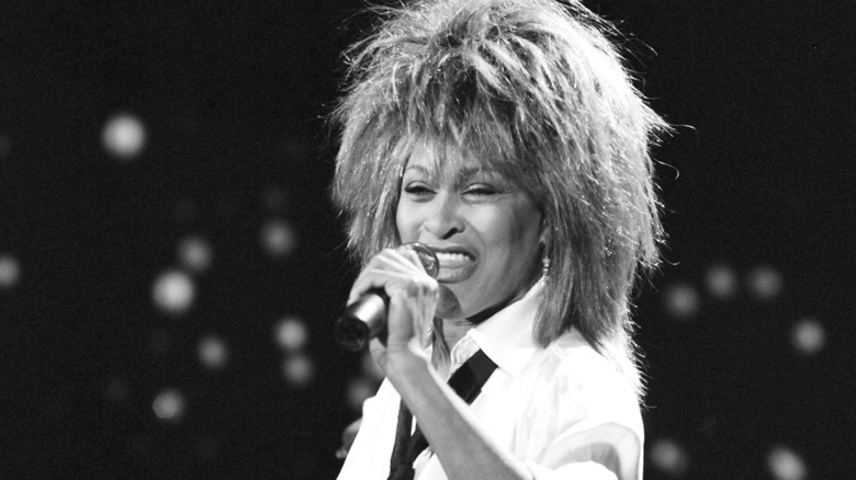 Tina Turner chantant avec un micro