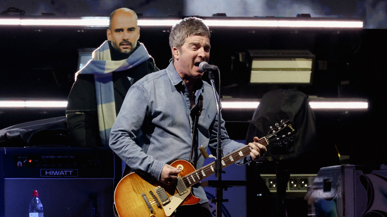 Noel Gallagher du groupe Oasis en concert