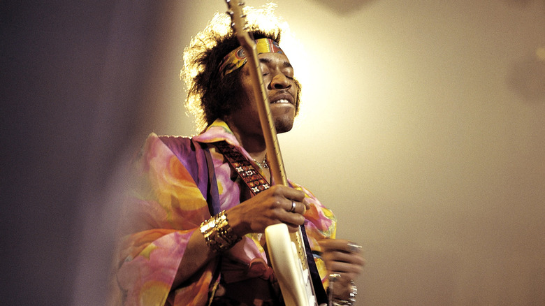 Jimi Hendrix jouant de la guitare les yeux fermés en 1969