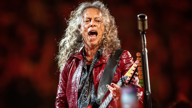 Kirk Hammett jouant de la guitare en concert