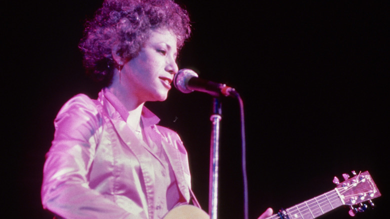 Janis Ian sur scène avec sa guitare en 1975