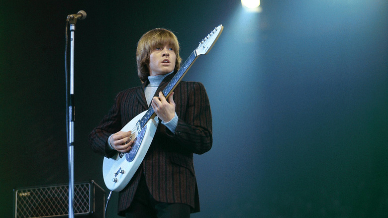 Brian Jones jouant de la guitare sur scène