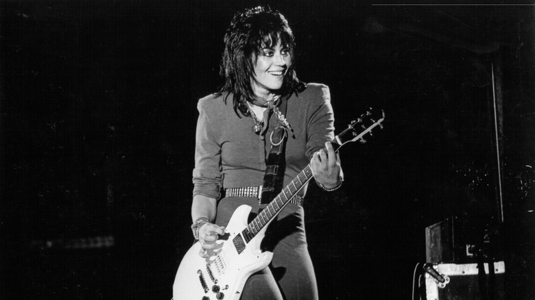 Joan Jett sur scène avec sa guitare