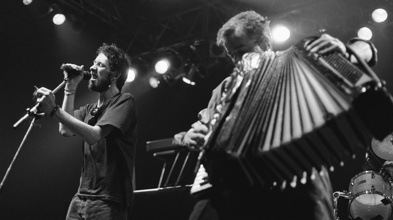 Performance stylisée des Pogues