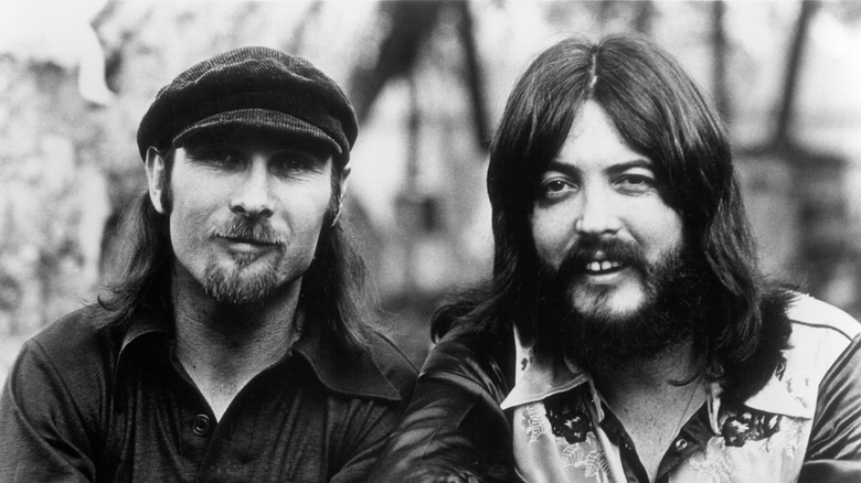 Jim Seals et Dash Crofts souriant pour une photo promotionnelle en noir et blanc