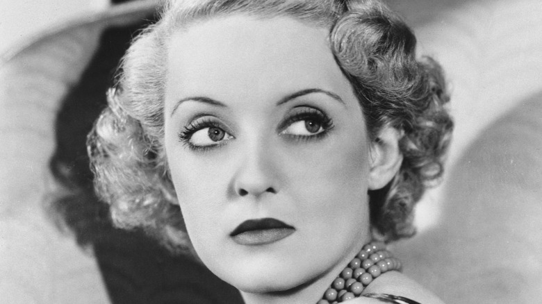 Portrait en noir et blanc de la jeune actrice Bette Davis